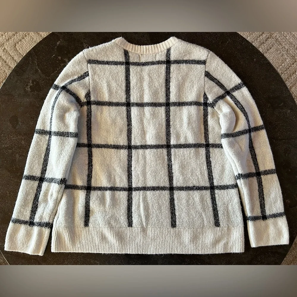 Old Navy | Cream & Black Plaid Sweater